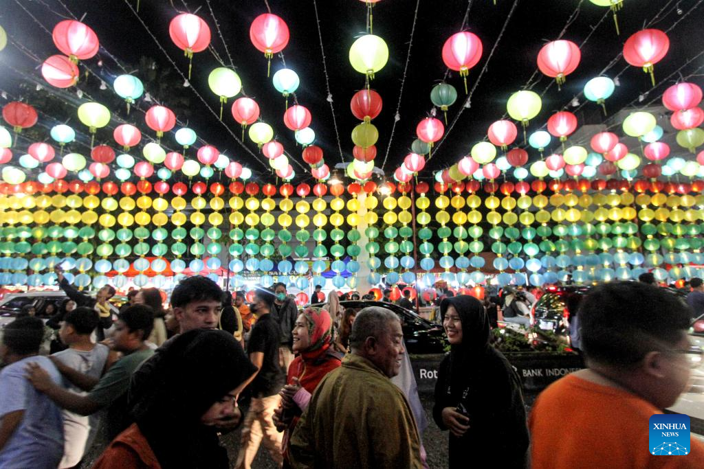 Đèn lồng trang trí cho dịp Tết Nguyên đán ở Surakarta, Trung Java, Indonesia. (Ảnh: Xinhua) Đèn lồng trang trí cho dịp Tết Nguyên đán ở Surakarta, Trung Java, Indonesia. (Ảnh: Xinhua)