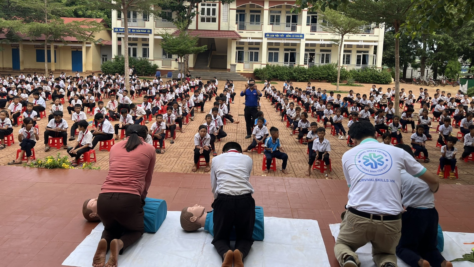 Các thành viên của SSVN hướng dẫn các em học sinh kỹ năng sơ cấp cứu.