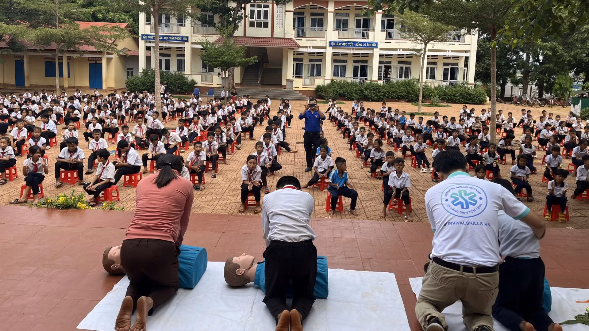 Các thành viên của SSVN hướng dẫn các em học sinh kỹ năng sơ cấp cứu.