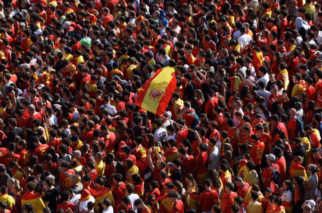 Người hâm mộ Tây Ban Nha tập trung tại quảng trường Plaza Cibeles trước cuộc diễu hành. (Ảnh: Reuters)