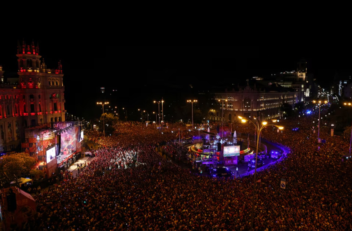 Quảng trường Plaza Cibeles chật kín người hâm mộ Tây Ban Nha mừng chức vô địch EURO 2024. (Ảnh: Reuters)