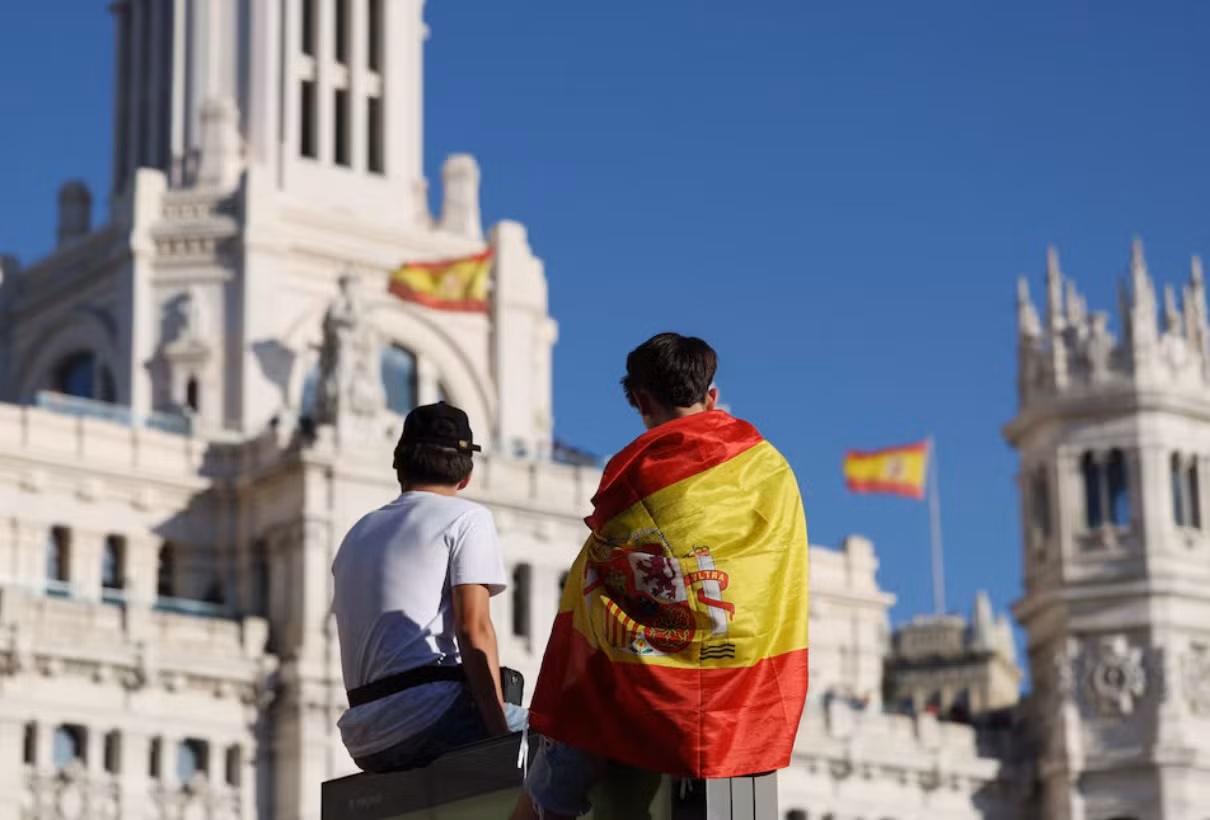 Người hâm mộ Tây Ban Nha tập trung tại quảng trường Plaza Cibeles trước cuộc diễu hành. (Ảnh: Reuters)