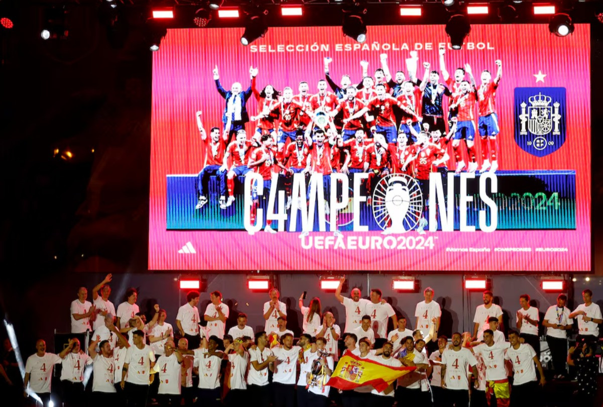 Các thành viên đội tuyển Tây Ban Nha ăn mừng cùng người hâm mộ tại quảng trường Plaza Cibeles sau khi vô địch EURO 2024. (Ảnh: Reuters)