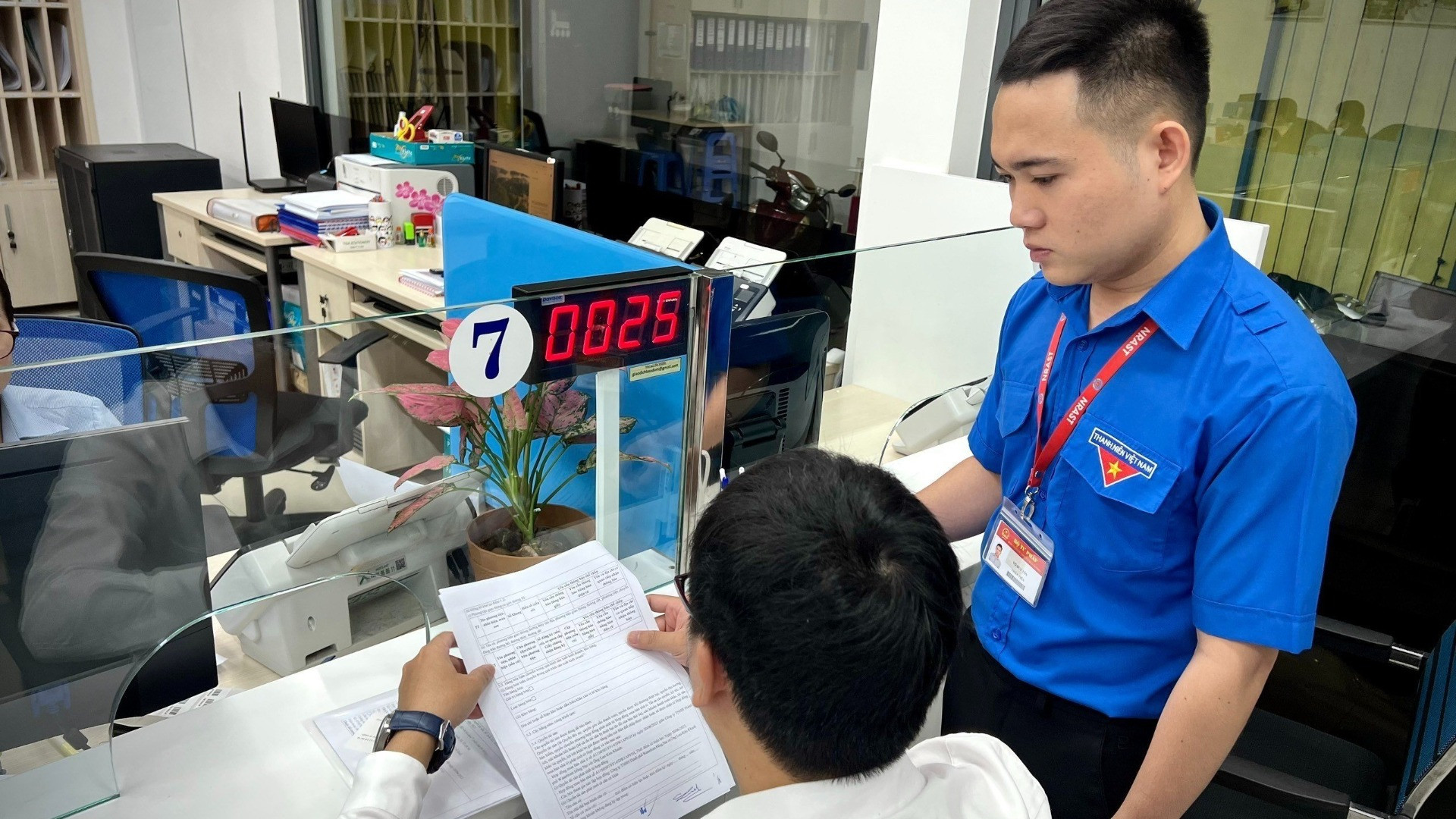 Đoàn viên thanh niên tham gia hỗ trợ người dân, doanh nghiệp thực hiện các dịch vụ công. (Ảnh: Bộ Tư pháp)