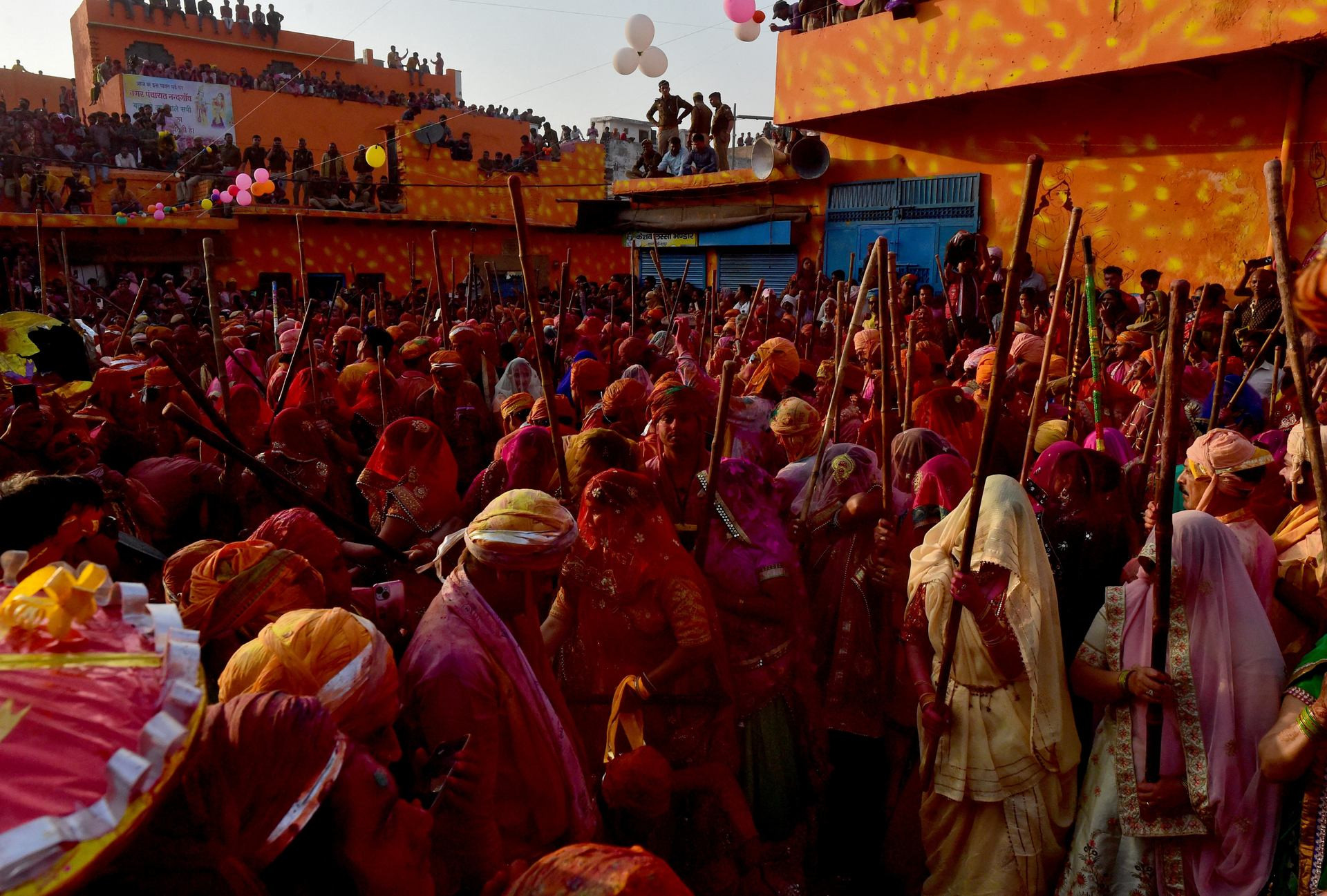 Phụ nữ Hindu chuẩn bị gậy tre để tham gia Lễ hội Holi ở thị trấn Nandgaon, Uttar Pradesh, Ấn Độ. (Ảnh: Reuters)