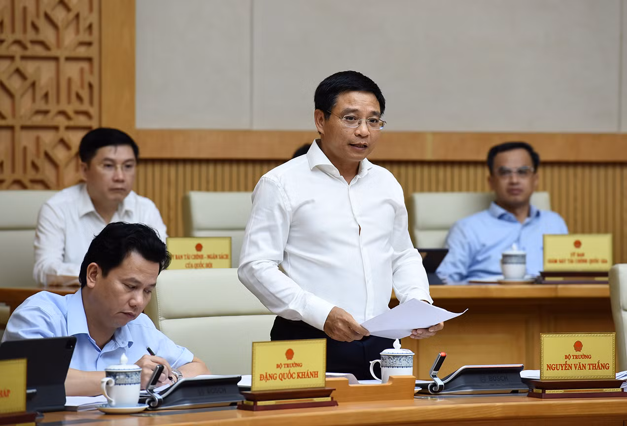 Bộ trưởng Giao thông vận tải Nguyễn Văn Thắng phát biểu ý kiến.