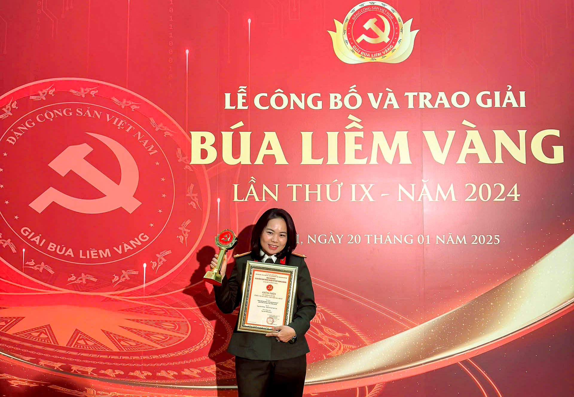 Trung tá Nguyễn Thị Thu Uyên tại Lễ công bố và trao Giải Búa liềm vàng lần thứ IX - năm 2024. (Ảnh: TRUNG HƯNG)