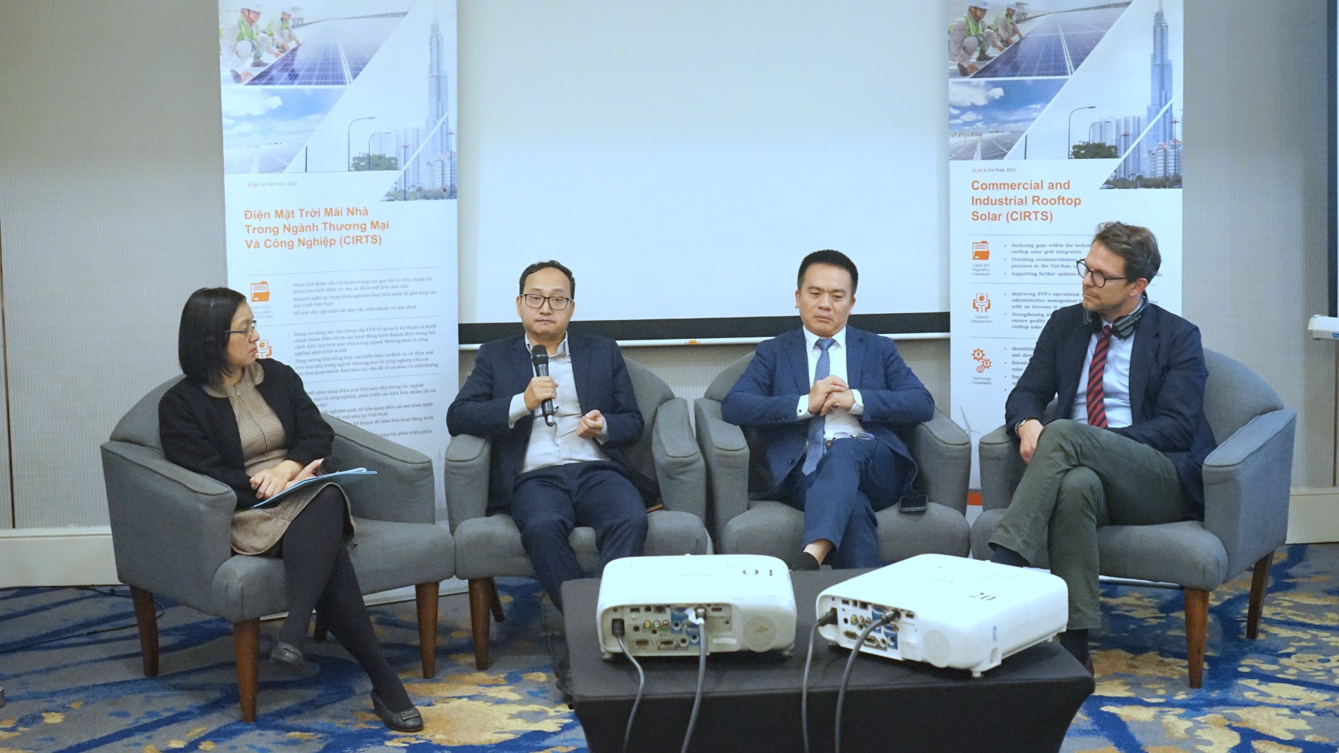Các chuyên gia, diễn giả trao đổi về cơ hội và thách thức của điện mặt trời mái nhà tại Việt Nam. (Ảnh: TRUNG HƯNG)