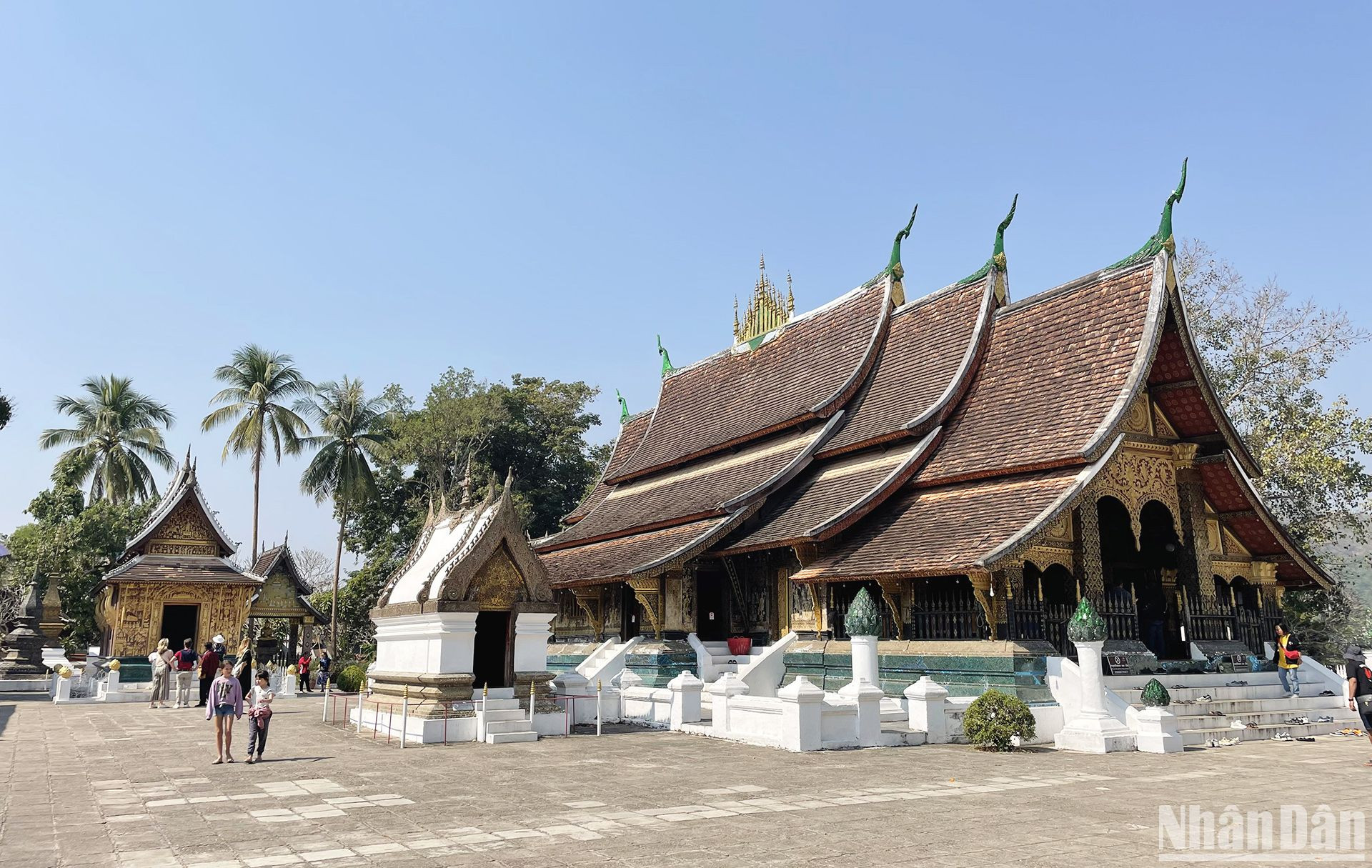 Cách Bảo tàng Hoàng cung Luang Prabang không xa là Wat Xiengthong, một trong những ngôi chùa nổi tiếng nhất tại Luang Prabang. (Ảnh: HẢI TIẾN)