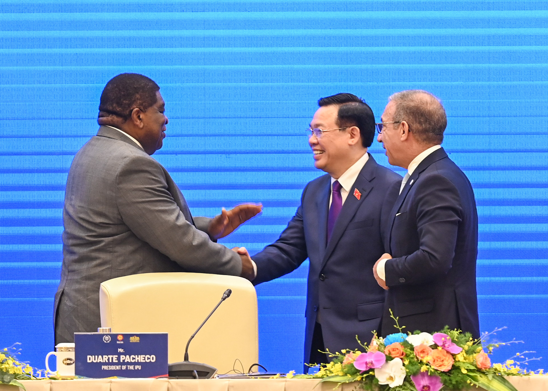 Chủ tịch Quốc hội Vương Đình Huệ, Chủ tịch Liên minh Nghị viện thế giới Duarte Pacheco và Tổng Thư ký Liên minh Nghị viện Thế giới Martin Chungong tại phiên bế mạc.