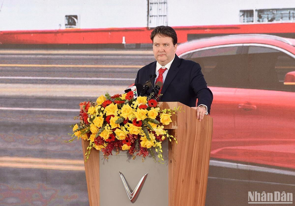 Ông Marc Evans Knapper, Đại sứ Hoa Kỳ tại Việt Nam phát biểu tại buổi lễ cho biết, hôm nay là ngày quan trọng đối với quan hệ hợp tác, tình hữu nghị Việt Nam-Hoa Kỳ. Bày tỏ vinh dự khi những chiếc xe điện đầu tiên của Việt Nam đã xuất sang quê hương ông, Đại sứ cảm ơn và tin tưởng việc VinFast xây dựng nhà máy tại bang North Carolina sẽ tạo ra hàng nghìn công ăn việc làm ở Mỹ. Đại sứ cho rằng quan hệ hợp tác 2 nước sẽ phát triển hơn nữa khi VinFast đưa chiếc xe điện đầu tiên tới tay người tiêu dùng Hoa Kỳ. Đây cũng là món quà đầy ý nghĩa khi hai nước sẽ kỷ niệm 10 năm thiết lập quan hệ đối tác toàn diện vào năm 2023.