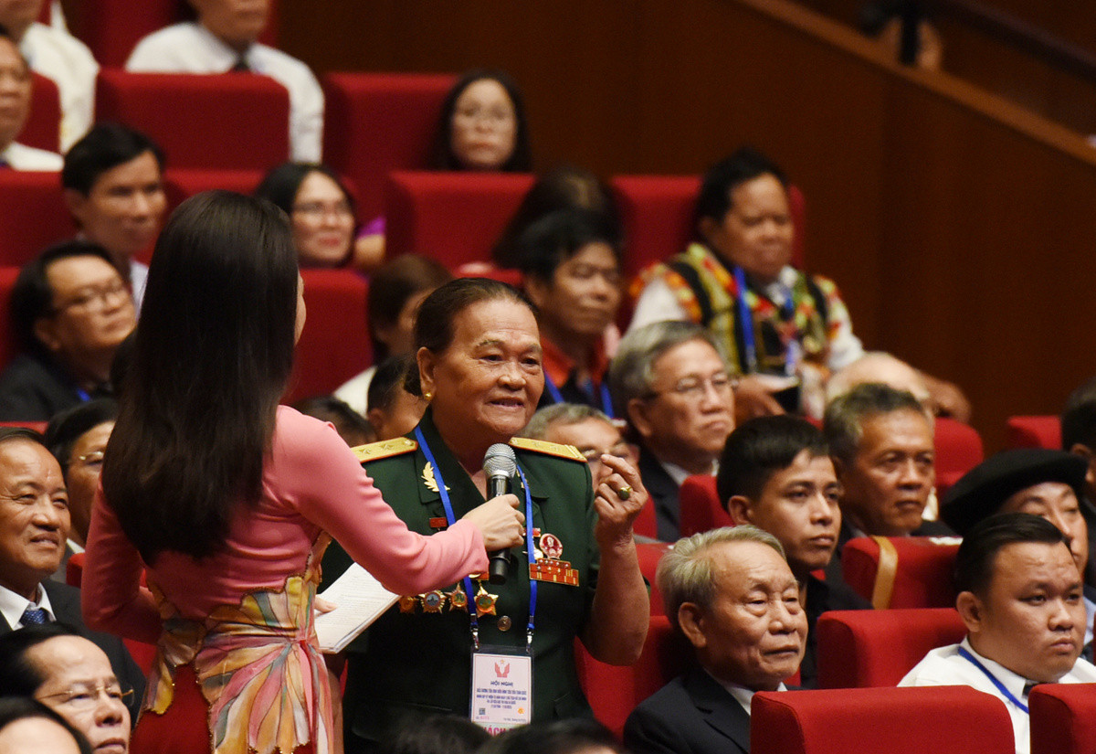 Anh hùng Lực lượng vũ trang nhân dân Ngô Thị Tuyển giao lưu, chia sẻ tại Hội nghị.