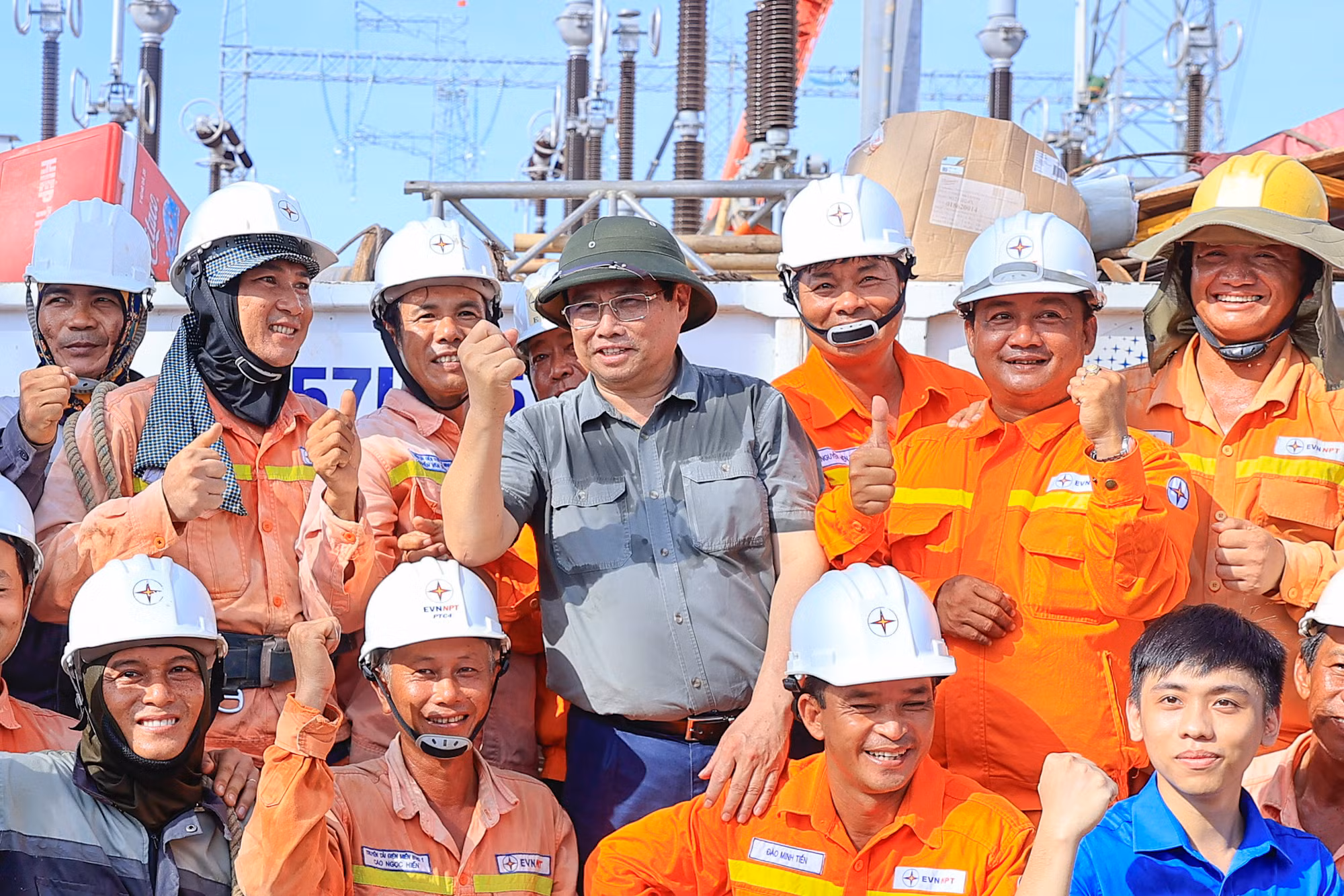 Thủ tướng Phạm Minh Chính và lực lượng thi công Trạm biến áp 500kV Thanh Hóa ở xã Thiệu Phúc, huyện Thiệu Hóa. (Ảnh: VGP)