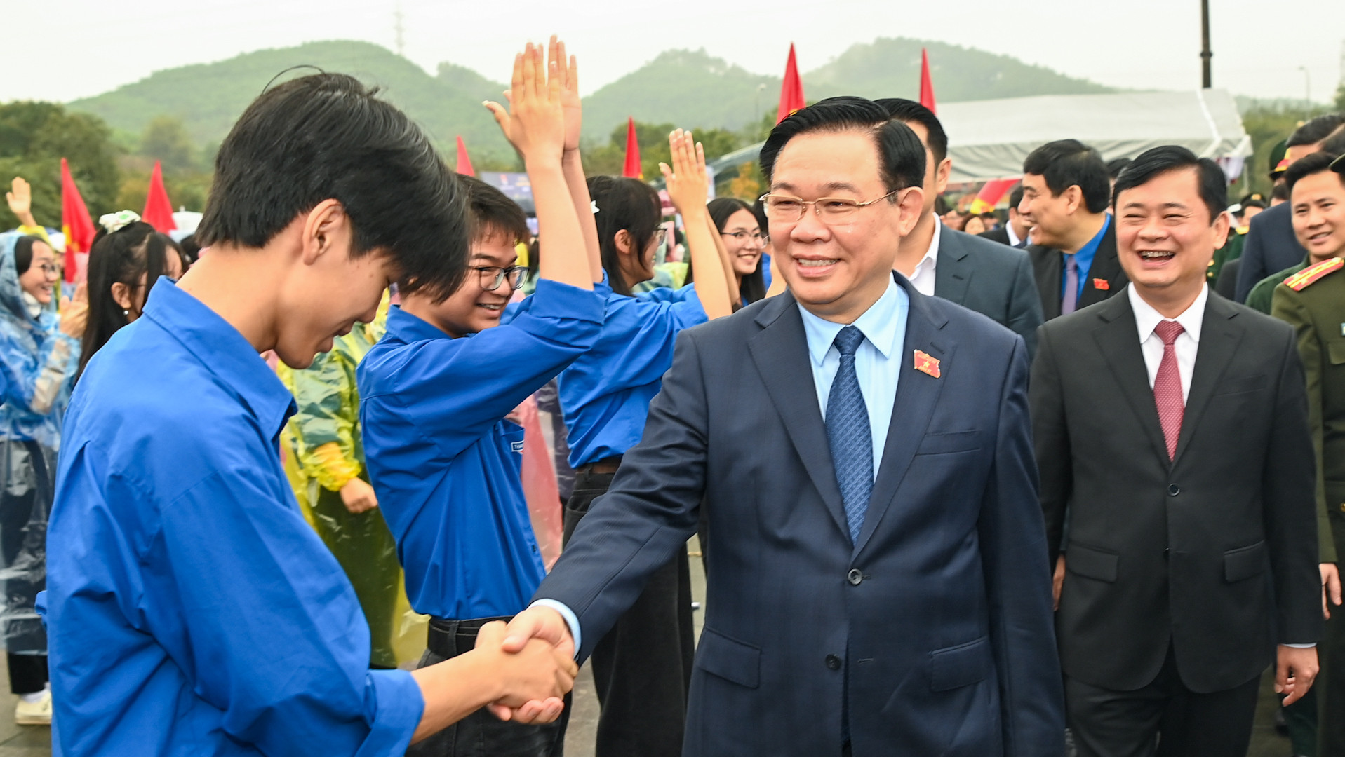Chủ tịch Quốc hội Vương Đình Huệ và các đại biểu tham dự chương trình. 