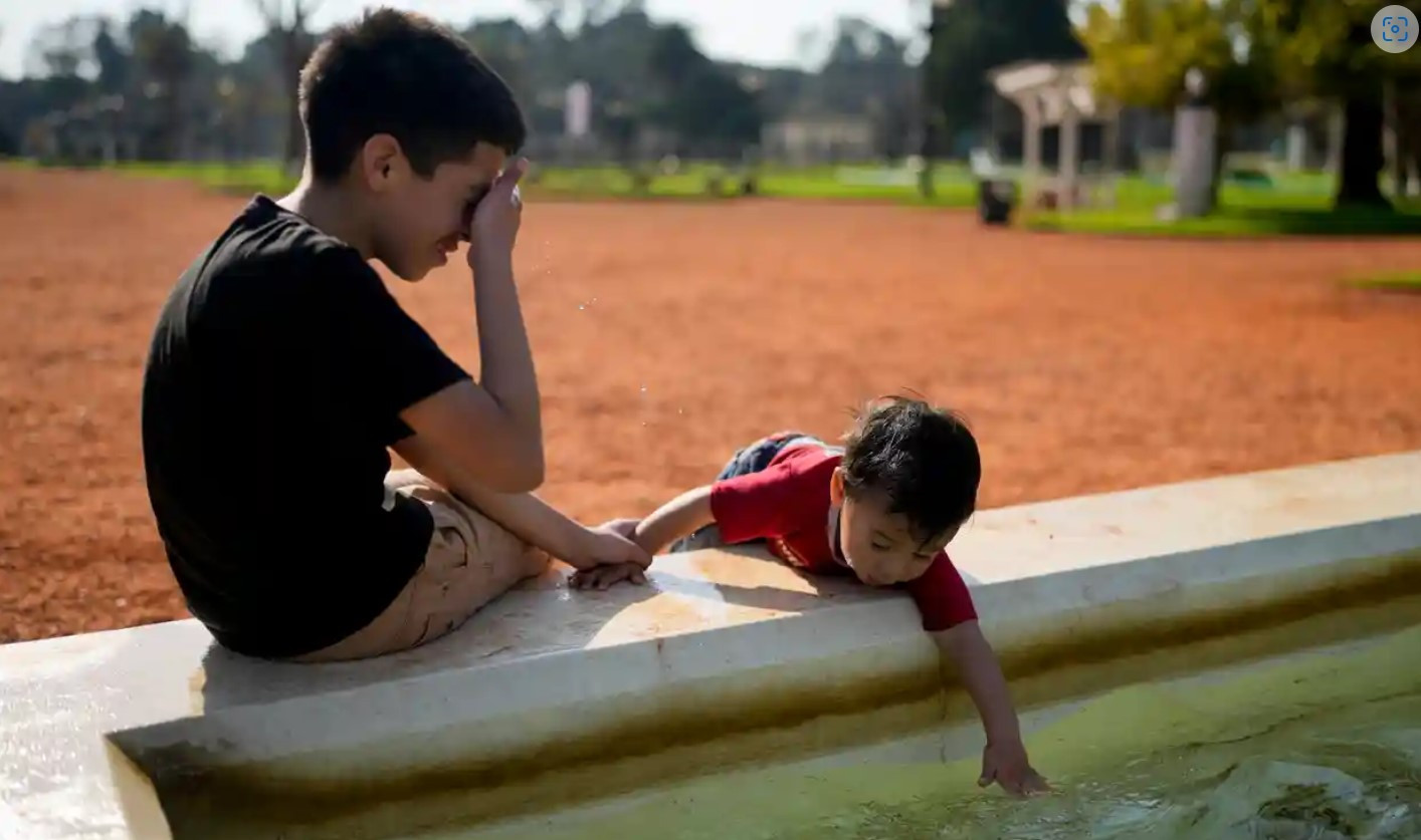Trẻ em vui chơi giải nhiệt tại đài phun nước trong công viên ở Buenos Aires, Argentina, ngày 2/8/2023. (Ảnh: AP)