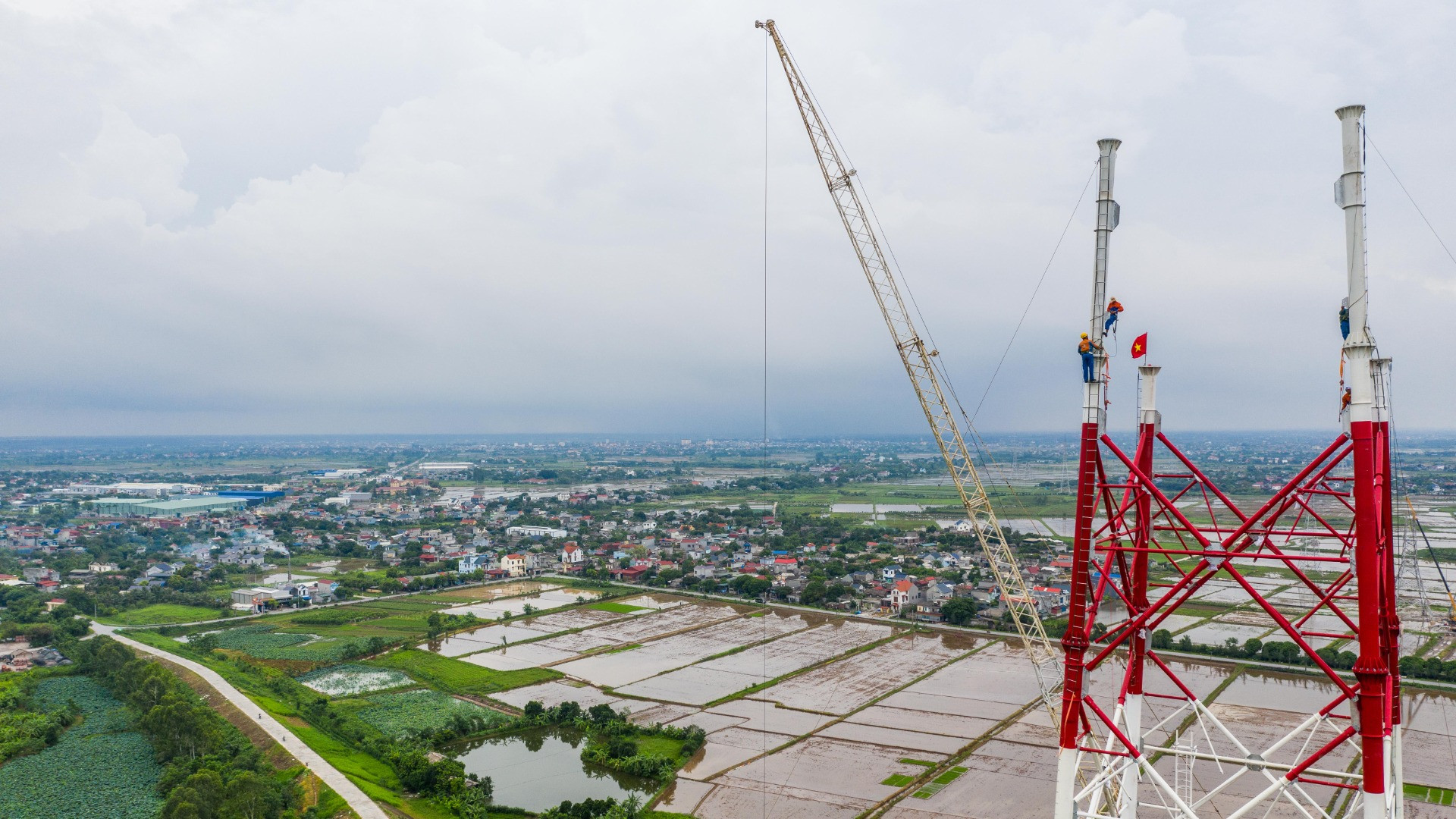 Đây là một trong những công trình có quy mô và khối lượng thi công lớn chưa từng có trong lịch sử ngành điện Việt Nam. (Ảnh: THÀNH ĐẠT) Đây là một trong những công trình có quy mô và khối lượng thi công lớn chưa từng có trong lịch sử ngành điện Việt Nam. (Ảnh: THÀNH ĐẠT)