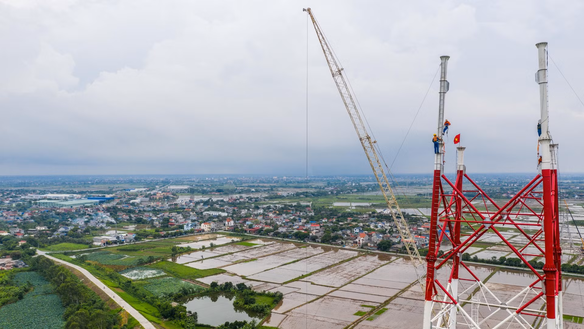 Đây là một trong những công trình có quy mô và khối lượng thi công lớn chưa từng có trong lịch sử ngành điện Việt Nam. (Ảnh: THÀNH ĐẠT)