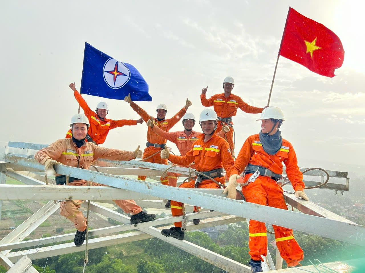 Cán bộ, công nhân viên ngành điện phấn đấu hoàn thành đường dây 500kV mạch 3 - thiết thực chào mừng kỷ niệm Cách mạng Tháng Tám và Quốc khánh 2/9.