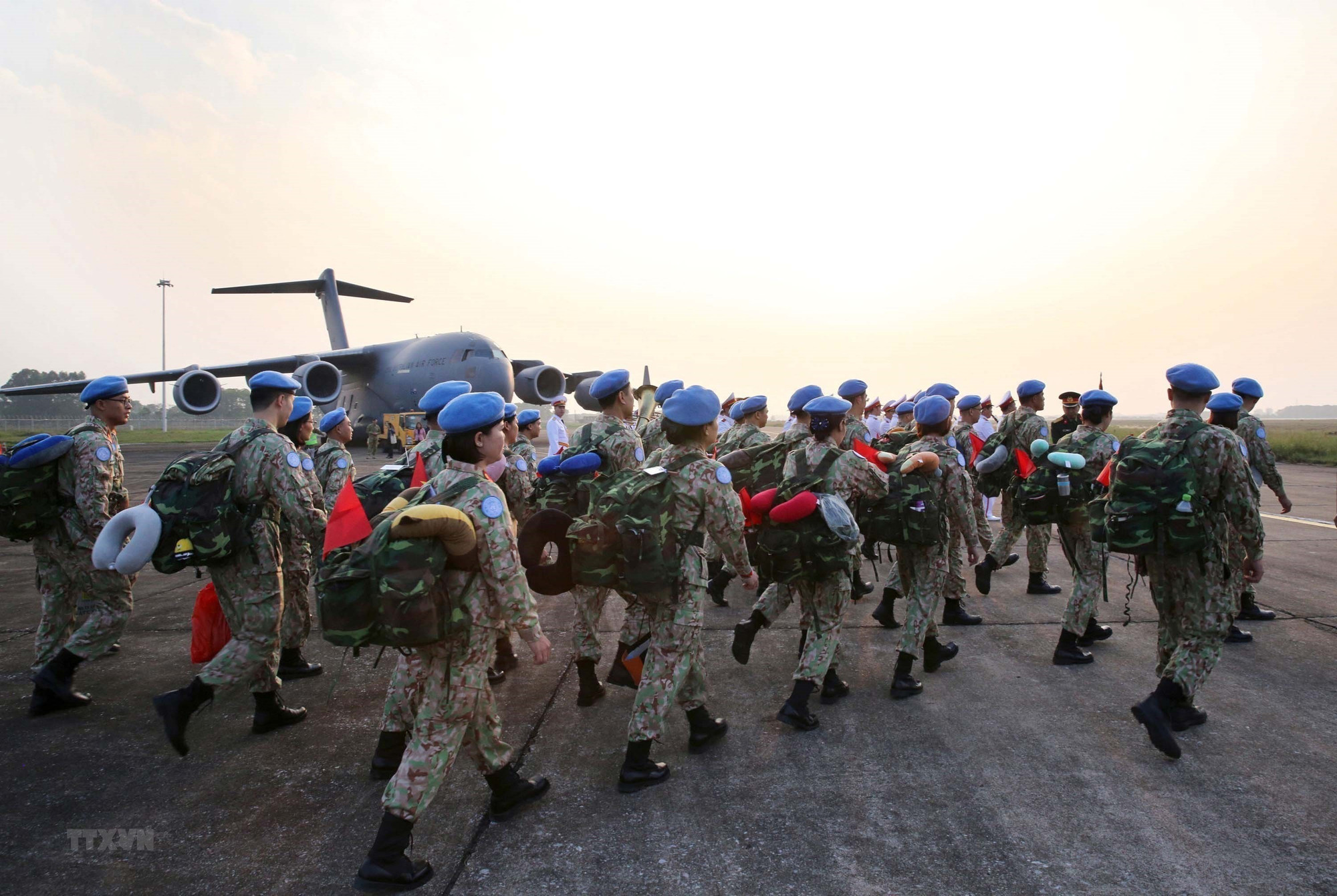 Cán bộ, nhân viên Bệnh viện dã chiến cấp 2 số 2 lên đường sang Phái bộ Nam Sudan. (Ảnh: TTXVN)