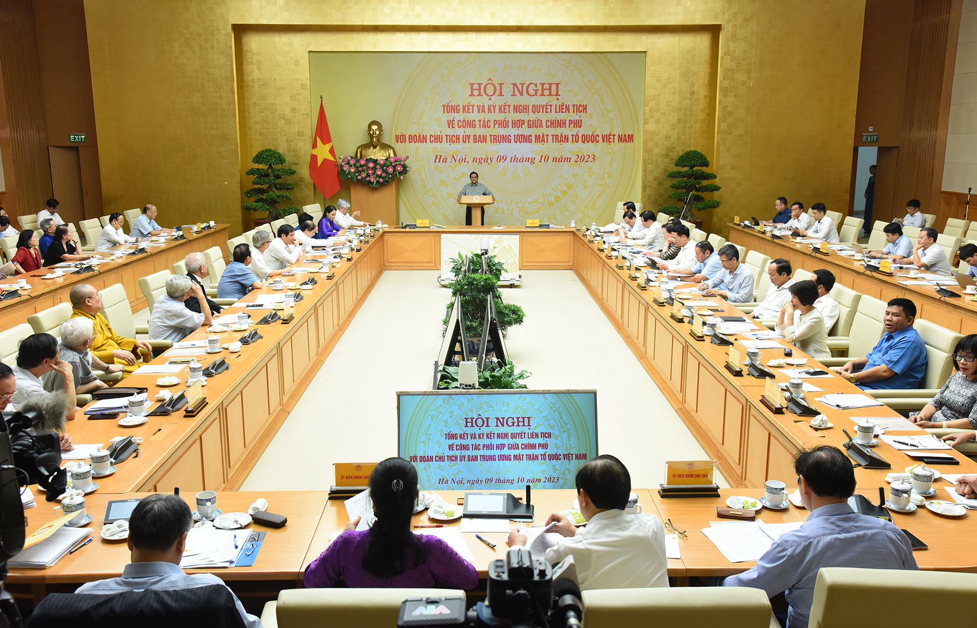 Thủ tướng Phạm Minh Chính đề nghị Đoàn Chủ tịch Ủy ban Trung ương Mặt trận Tổ quốc Việt Nam phối hợp chặt chẽ, hiệu quả với Chính phủ để huy động được sức mạnh tổng hợp của toàn dân tộc, kết hợp sức mạnh dân tộc và sức mạnh thời đại, sức mạnh trong nước và ngoài nước để xây dựng, bảo vệ Tổ quốc.