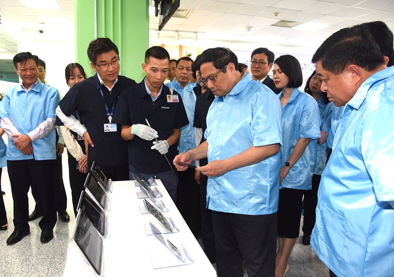 Thủ tướng Phạm Minh Chính thăm dây chuyền sản xuất thiết bị điện tử của Công ty TNHH Samsung Electronics Việt Nam.