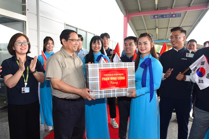 Thủ tướng Phạm Minh Chính tặng quà cho đại diện lãnh đạo, nhân viên Công ty TNHH Samsung Electronics Việt Nam.