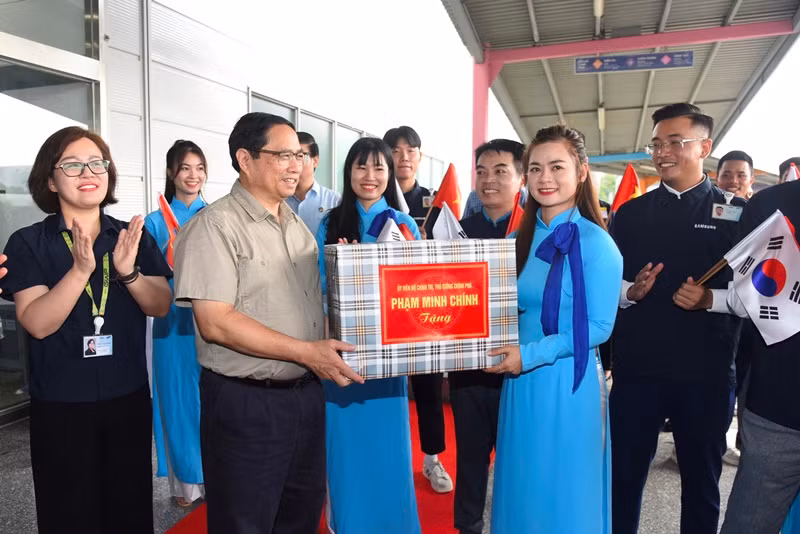 Thủ tướng Phạm Minh Chính tặng quà cho đại diện lãnh đạo, nhân viên Công ty TNHH Samsung Electronics Việt Nam.