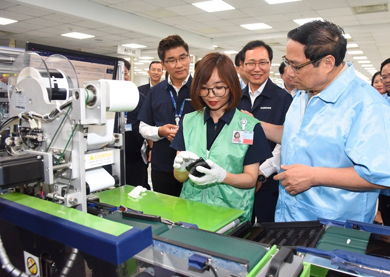 Thủ tướng Phạm Minh Chính thăm dây chuyền sản xuất thiết bị điện tử của Công ty TNHH Samsung Electronics Việt Nam.