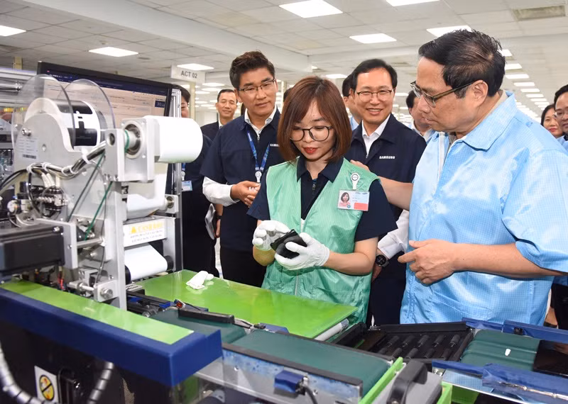 Thủ tướng Phạm Minh Chính thăm dây chuyền sản xuất thiết bị điện tử của Công ty TNHH Samsung Electronics Việt Nam.