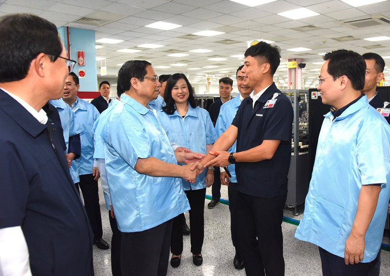 Thủ tướng Phạm Minh Chính thăm hỏi nhân viên Công ty TNHH Samsung Electronics Việt Nam.