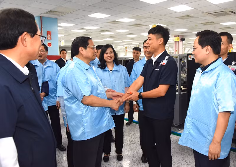 Thủ tướng Phạm Minh Chính thăm hỏi nhân viên Công ty TNHH Samsung Electronics Việt Nam.