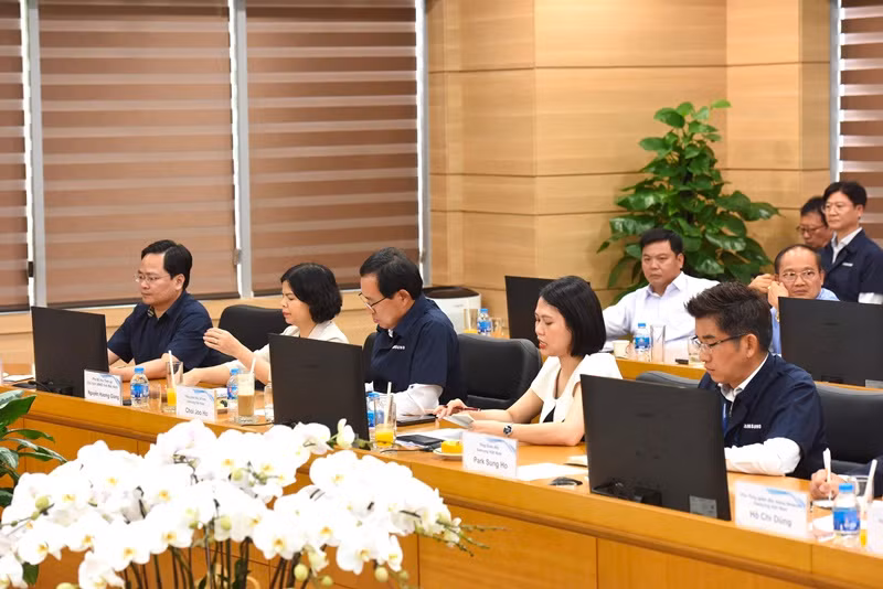 Ban lãnh đạo Samsung Việt Nam tham dự buổi làm việc.