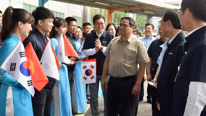 Thủ tướng Phạm Minh Chính với lãnh đạo, nhân viên Công ty TNHH Samsung Electronics Việt Nam.