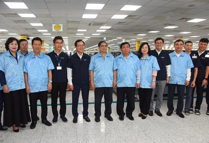 Thủ tướng Phạm Minh Chính với lãnh đạo và nhân viên Công ty TNHH Samsung Electronics Việt Nam.