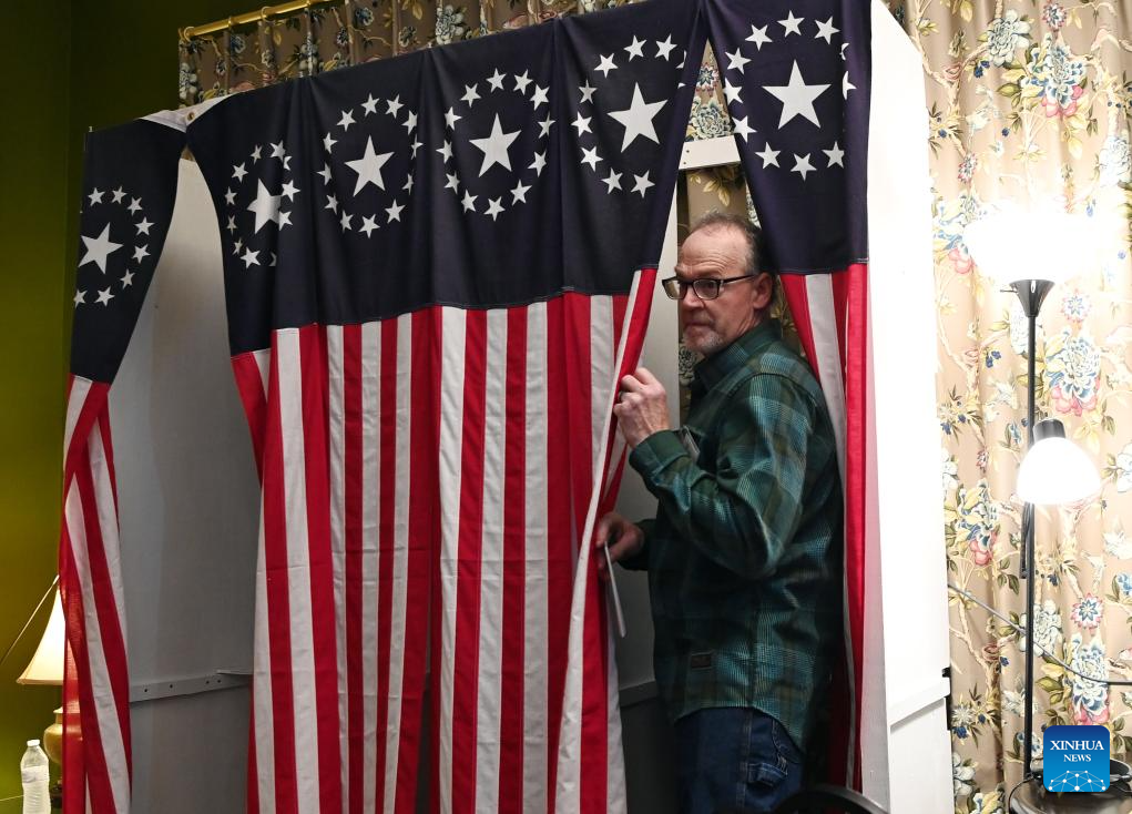 Cử tri chuẩn bị bỏ phiếu trong cuộc bầu cử tổng thống Mỹ tại Dixville Notch, New Hampshire, ngày 5/11/2024. (Ảnh: Xinhua)