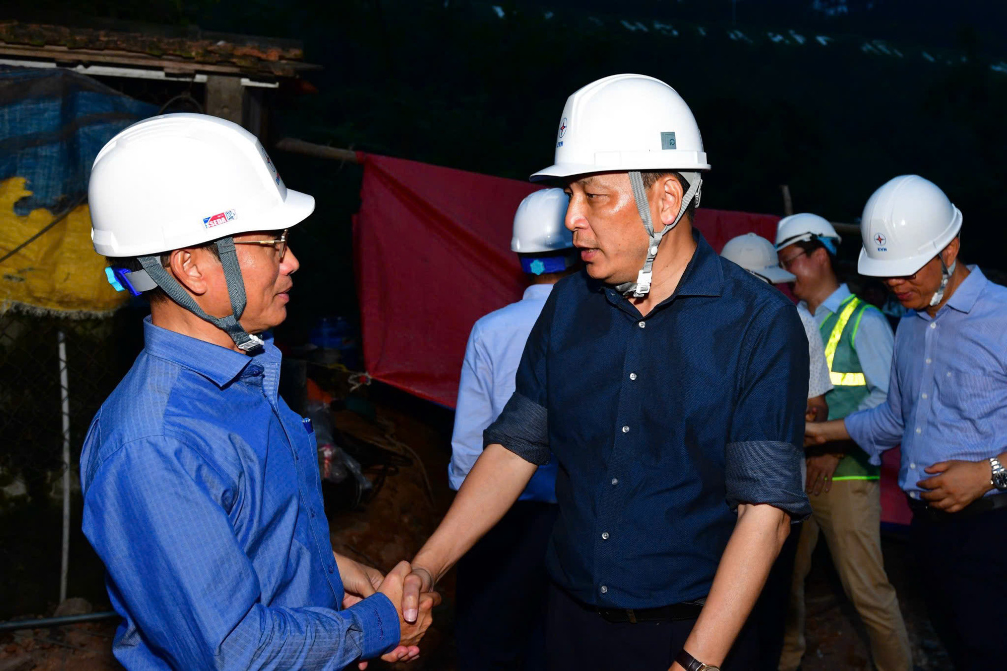 Thăm hỏi, động viên các đơn vị thi công trên công trường đường dây 500kV mạch 3.