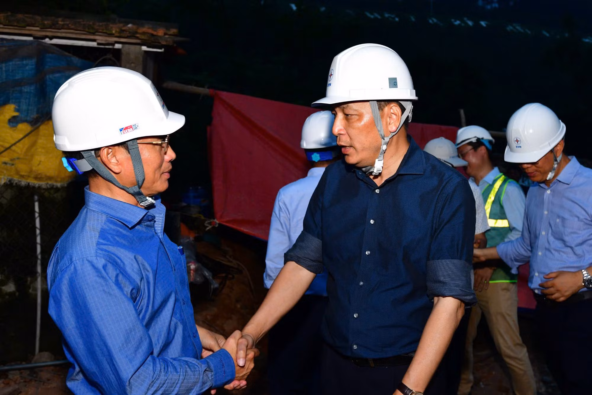 Thăm hỏi, động viên các đơn vị thi công trên công trường đường dây 500kV mạch 3. Thăm hỏi, động viên các đơn vị thi công trên công trường đường dây 500kV mạch 3.