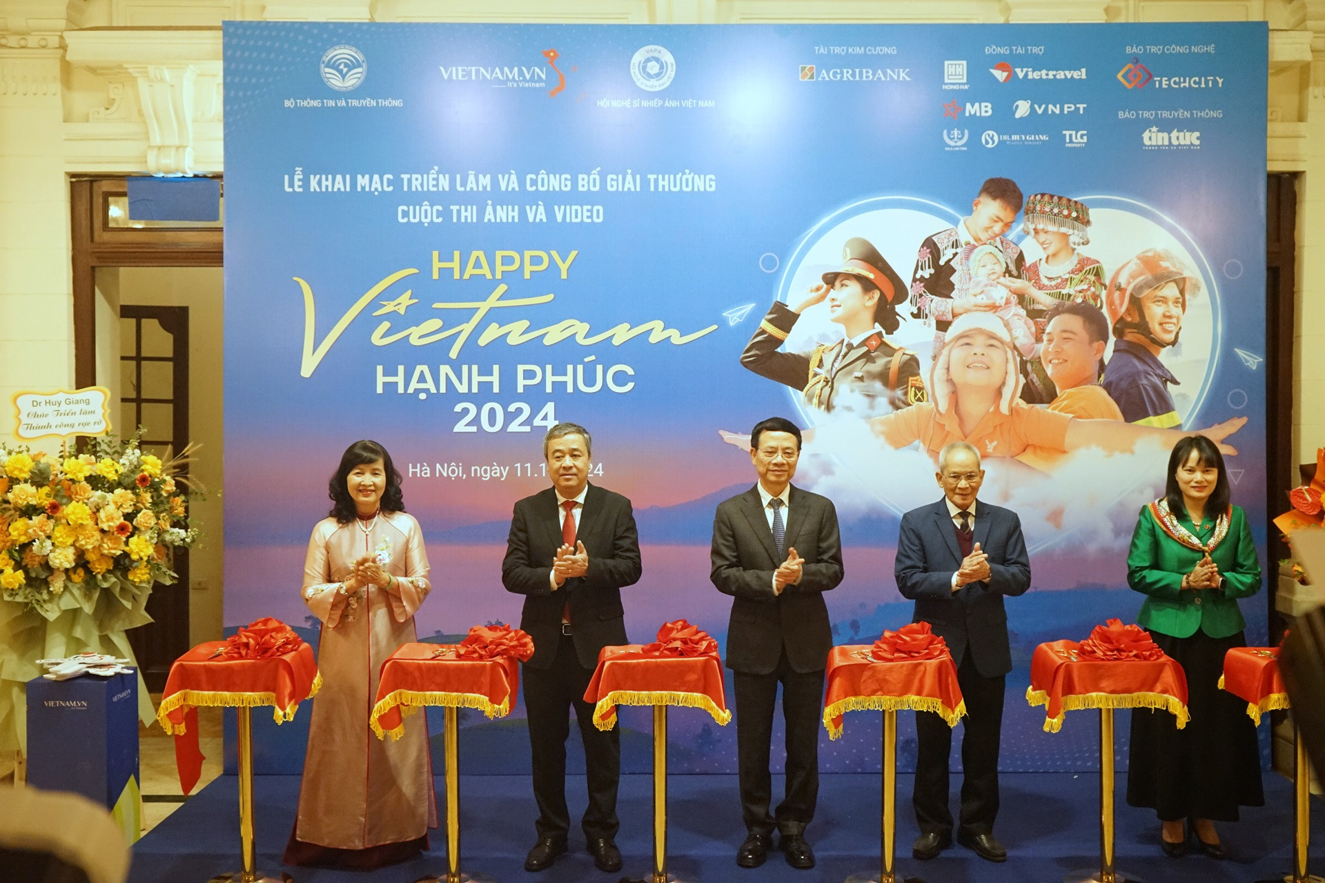 Các đại biểu cắt băng khai mạc triển lãm. (Ảnh: TRUNG HƯNG)