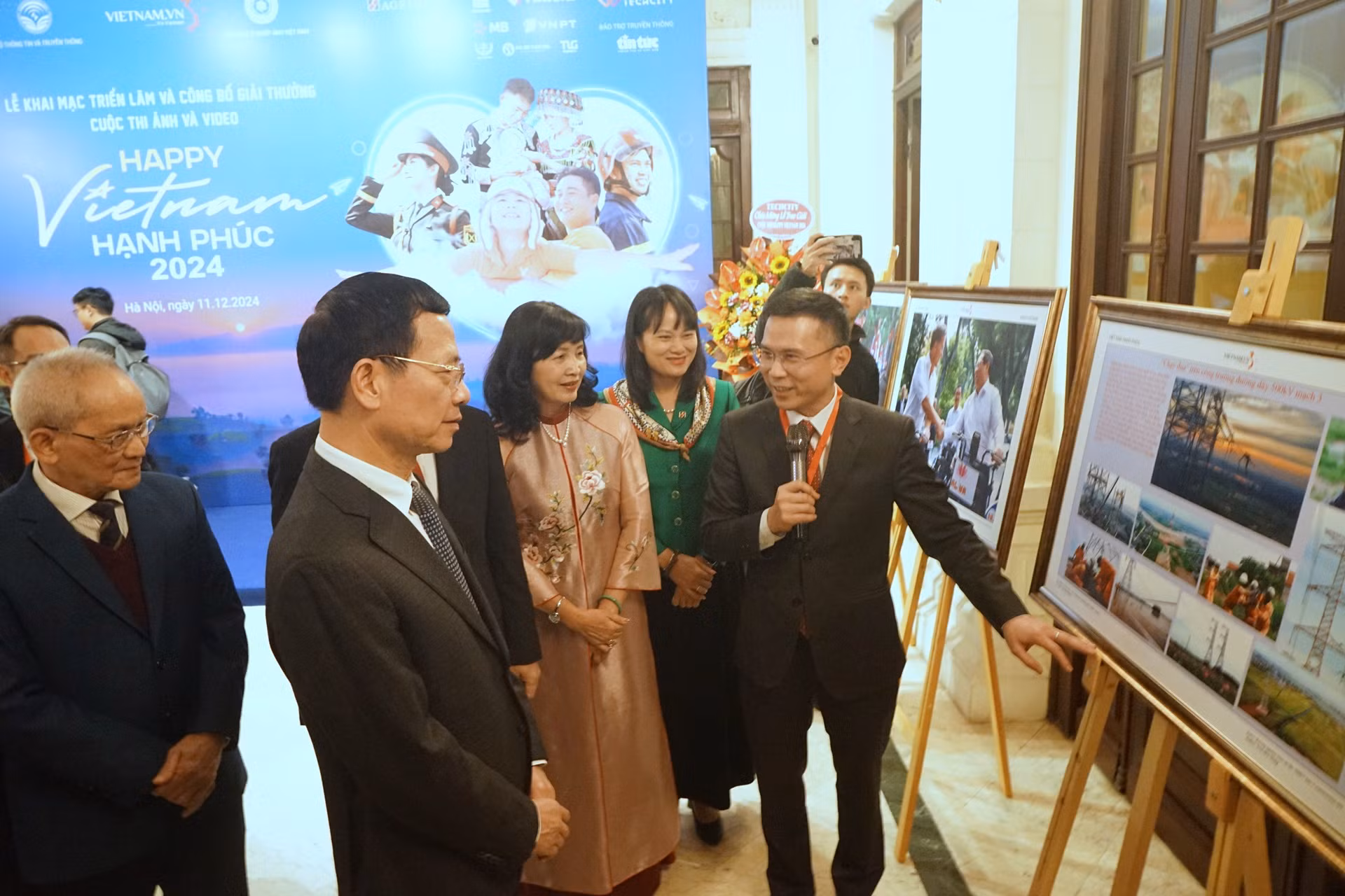 Các đại biểu tham quan triển lãm. (Ảnh: TRUNG HƯNG)