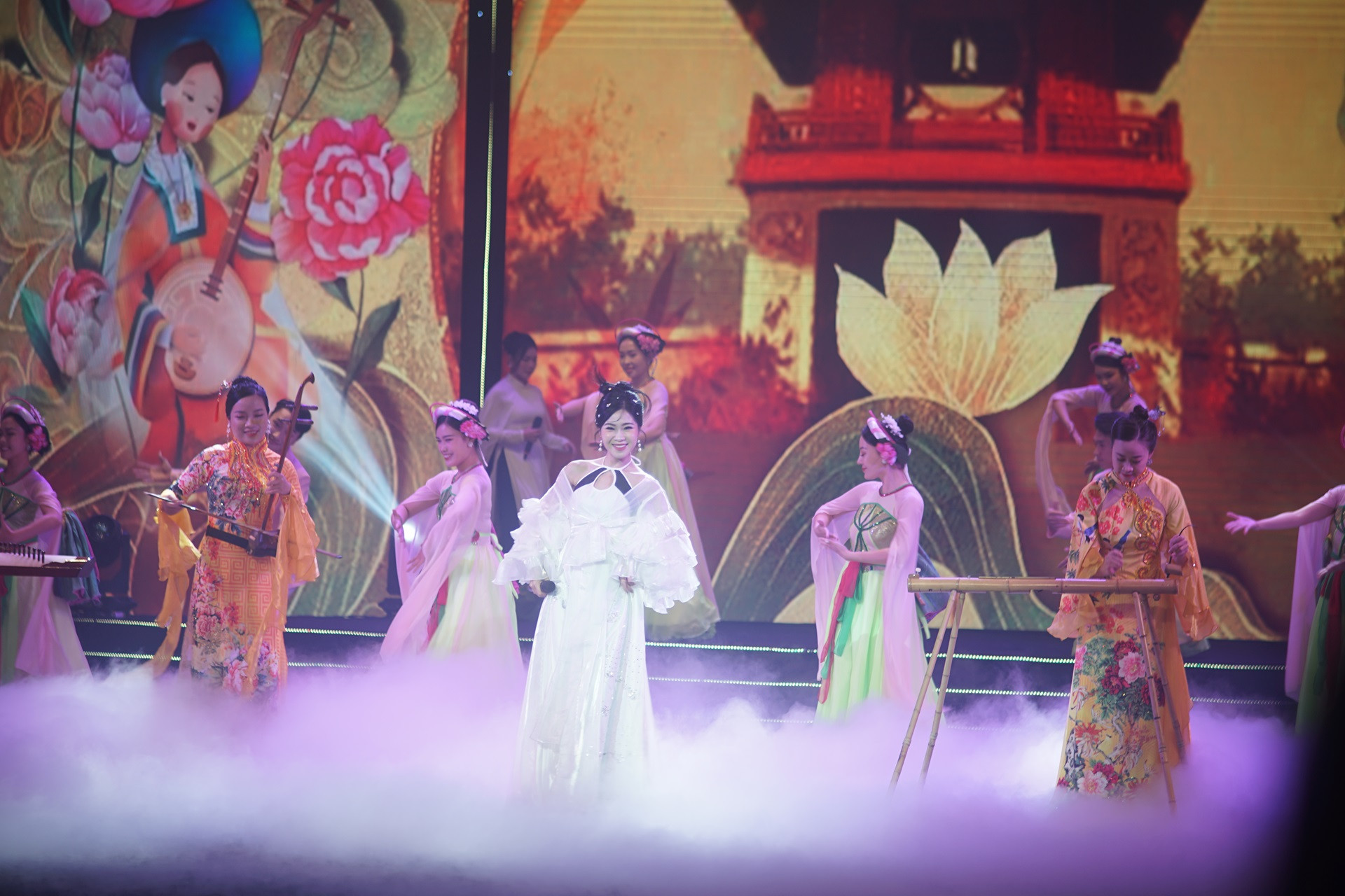 Tiết mục văn nghệ tại lễ trao giải. (Ảnh: TRUNG HƯNG)