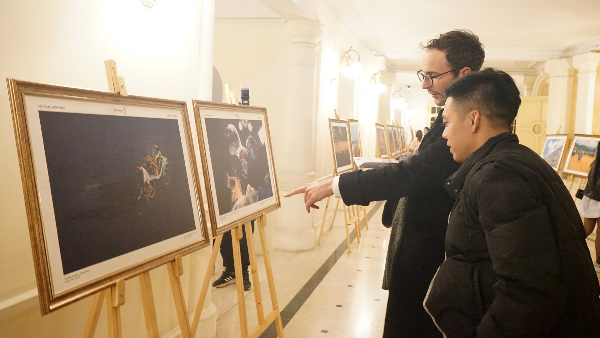 Khách tham quan triển lãm. (Ảnh: TRUNG HƯNG)