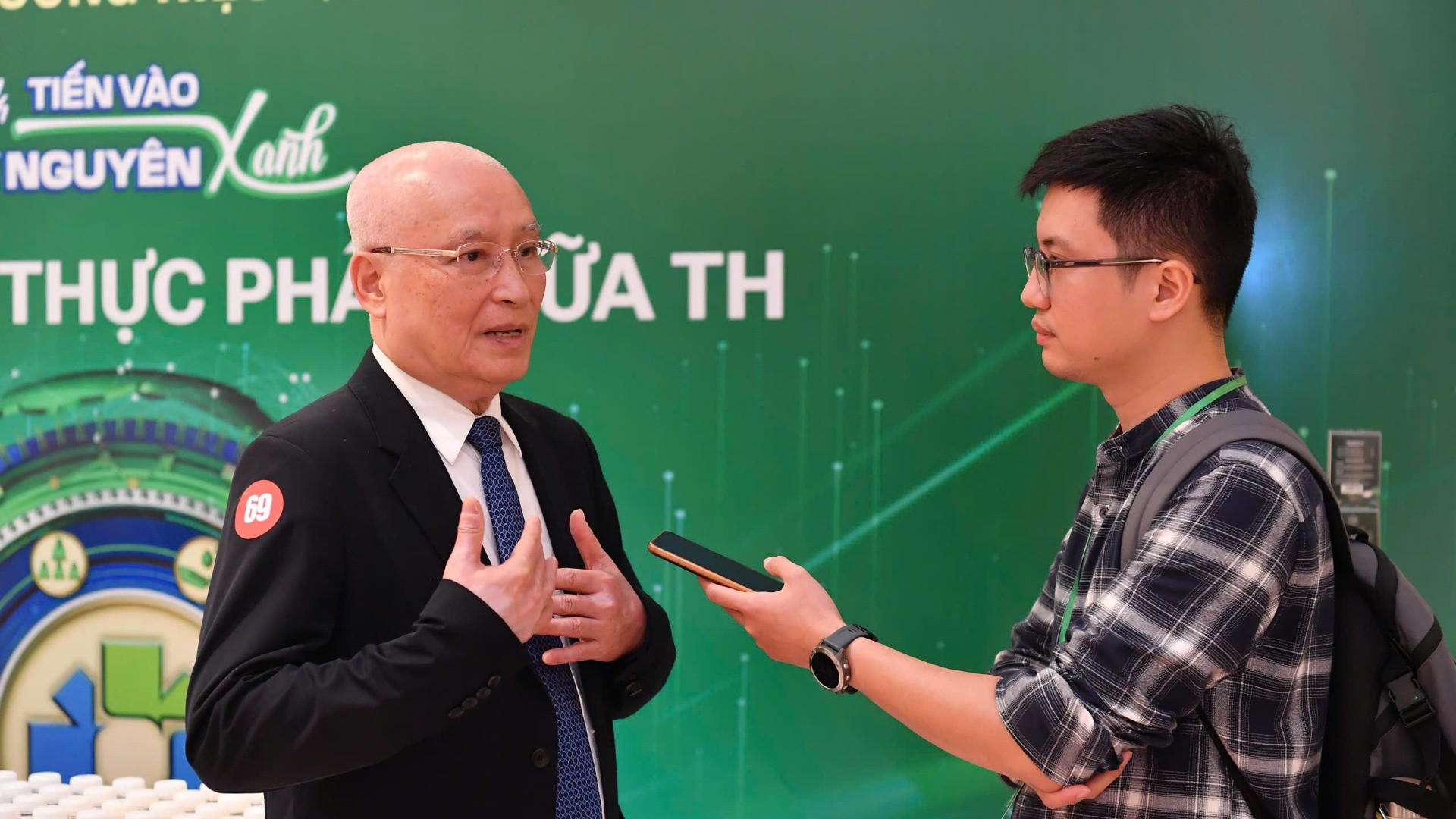 Ông Ngô Minh Hải, Chủ tịch Hội đồng quản trị Tập đoàn TH trao đổi với phóng viên Báo Nhân Dân.