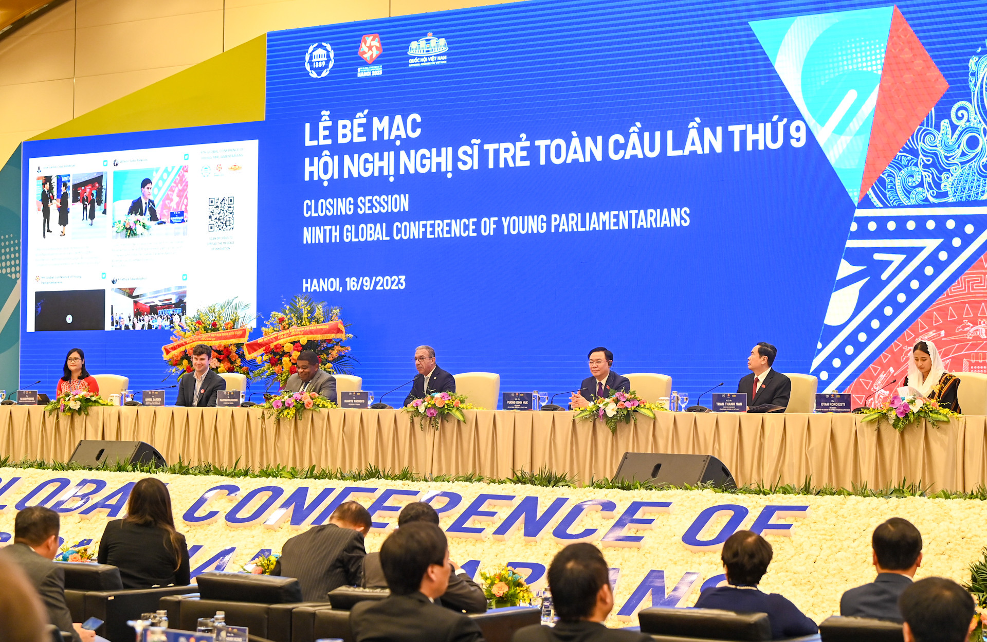 Chủ tịch Quốc hội Vương Đình Huệ, Phó Chủ tịch Thường trực Quốc hội Trần Thanh Mẫn, Chủ tịch Liên minh Nghị viện Thế giới Duarte Pacheco, Tổng Thư ký Liên minh Nghị viện Thế giới Martin Chungong, Chủ tịch Diễn đàn Nghị sĩ trẻ IPU Dan Carden và các đại biểu dự phiên bế mạc.
