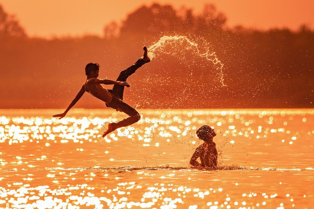 Tác phẩm "Hạnh phúc tung bay" - tác giả Đinh Văn Quốc Thanh. Tác phẩm "Hạnh phúc tung bay" - tác giả Đinh Văn Quốc Thanh.