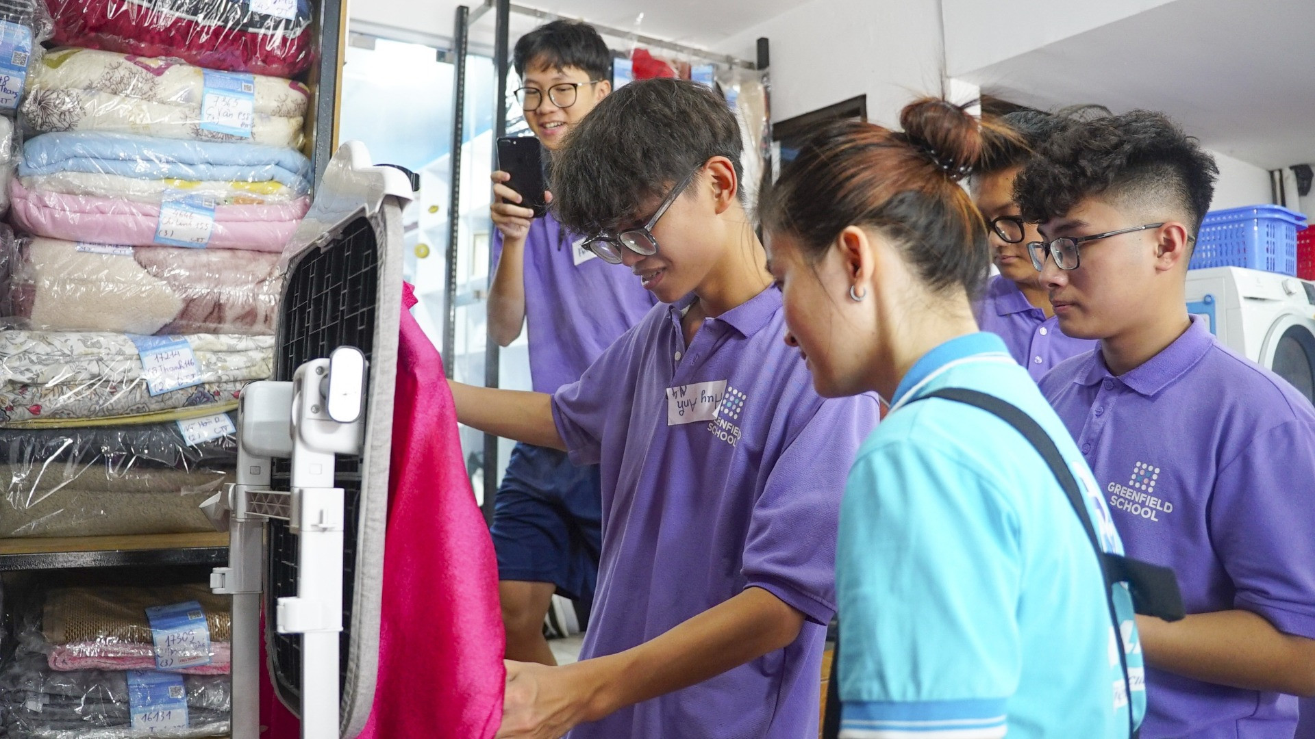 Qua quá trình làm việc tại các tiệm giặt là, người điếc được đào tạo và phát triển nhiều kỹ năng mềm như làm việc nhóm, giao tiếp, trách nhiệm...