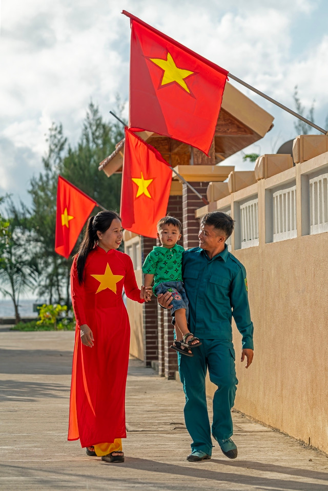 Tác phẩm "Hạnh phúc nơi đảo xa" - tác giả Lê Hoàng Mến. Tác phẩm "Hạnh phúc nơi đảo xa" - tác giả Lê Hoàng Mến.