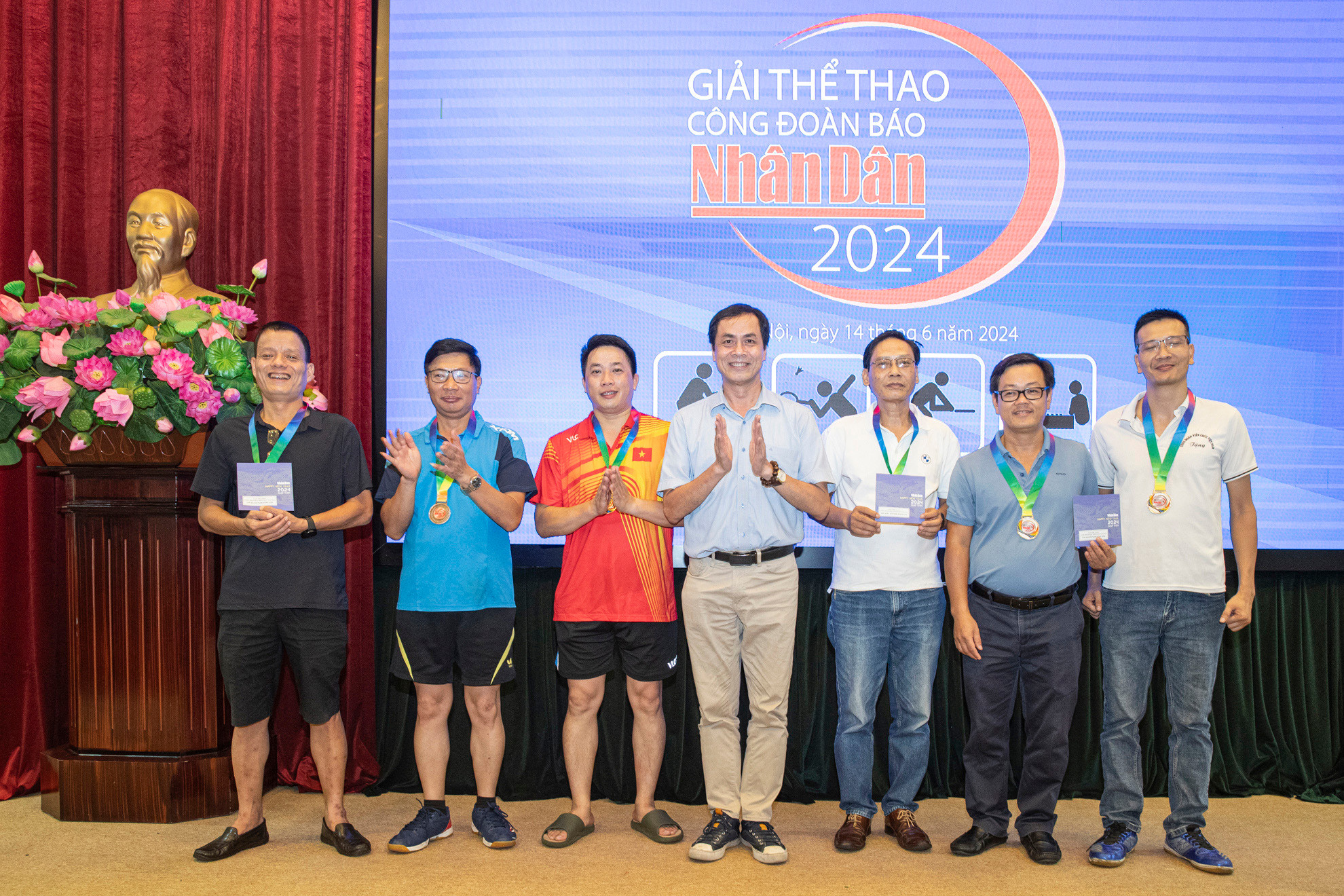 Trưởng ban Văn hóa-Văn nghệ Báo Nhân Dân Trần Hữu Việt trao giải tặng các đoàn viên đạt thành tích tại nội dung đôi nam môn bóng bàn. Trưởng ban Văn hóa-Văn nghệ Báo Nhân Dân Trần Hữu Việt trao giải tặng các đoàn viên đạt thành tích tại nội dung đôi nam môn bóng bàn.