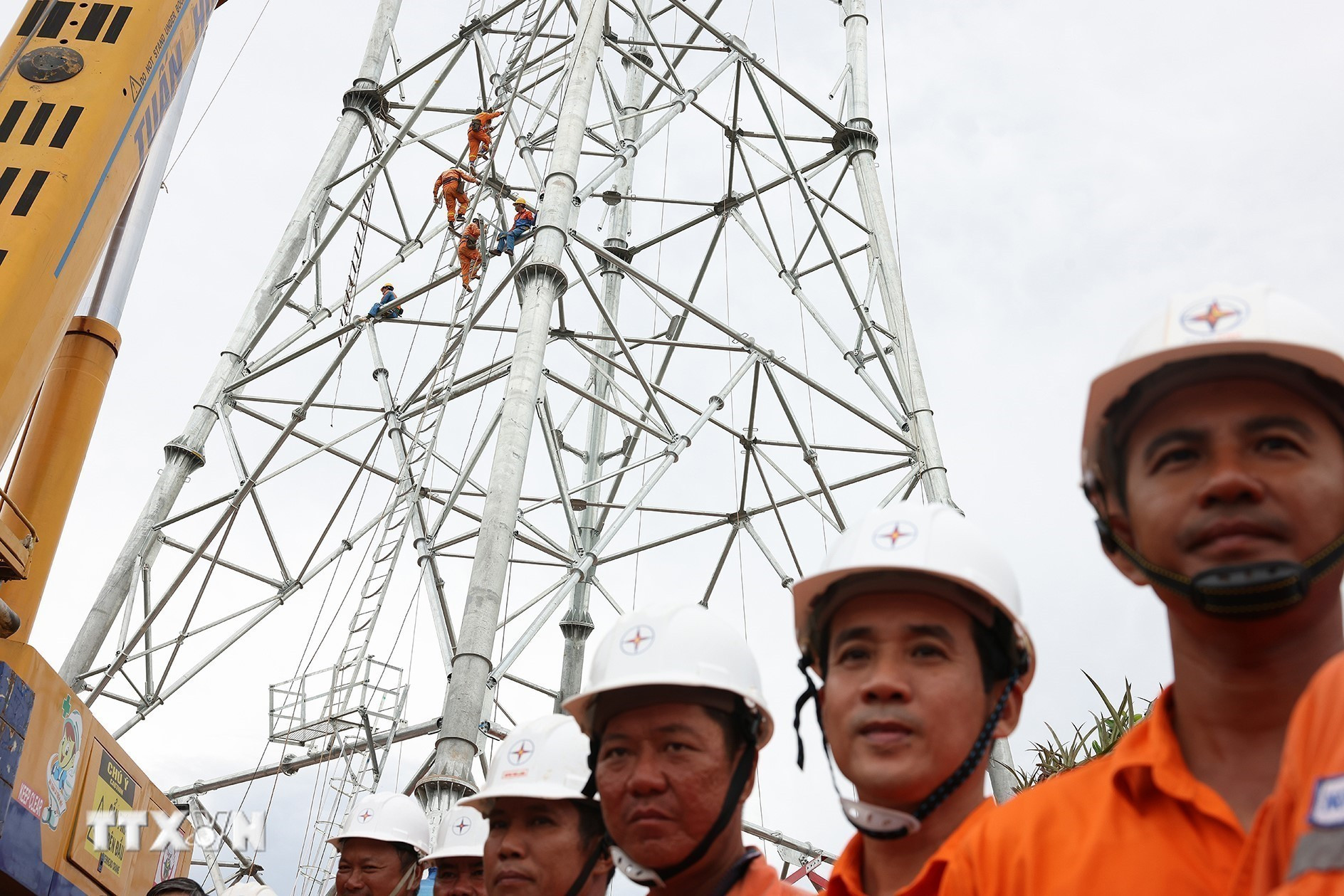 Công nhân Sông Đà 11 tham gia thi công vị trí cột VT22 thuộc gói thầu số 9, dự án đường dây 500kV đoạn Quỳnh Lưu-Thanh Hóa. (Ảnh: TTXVN)