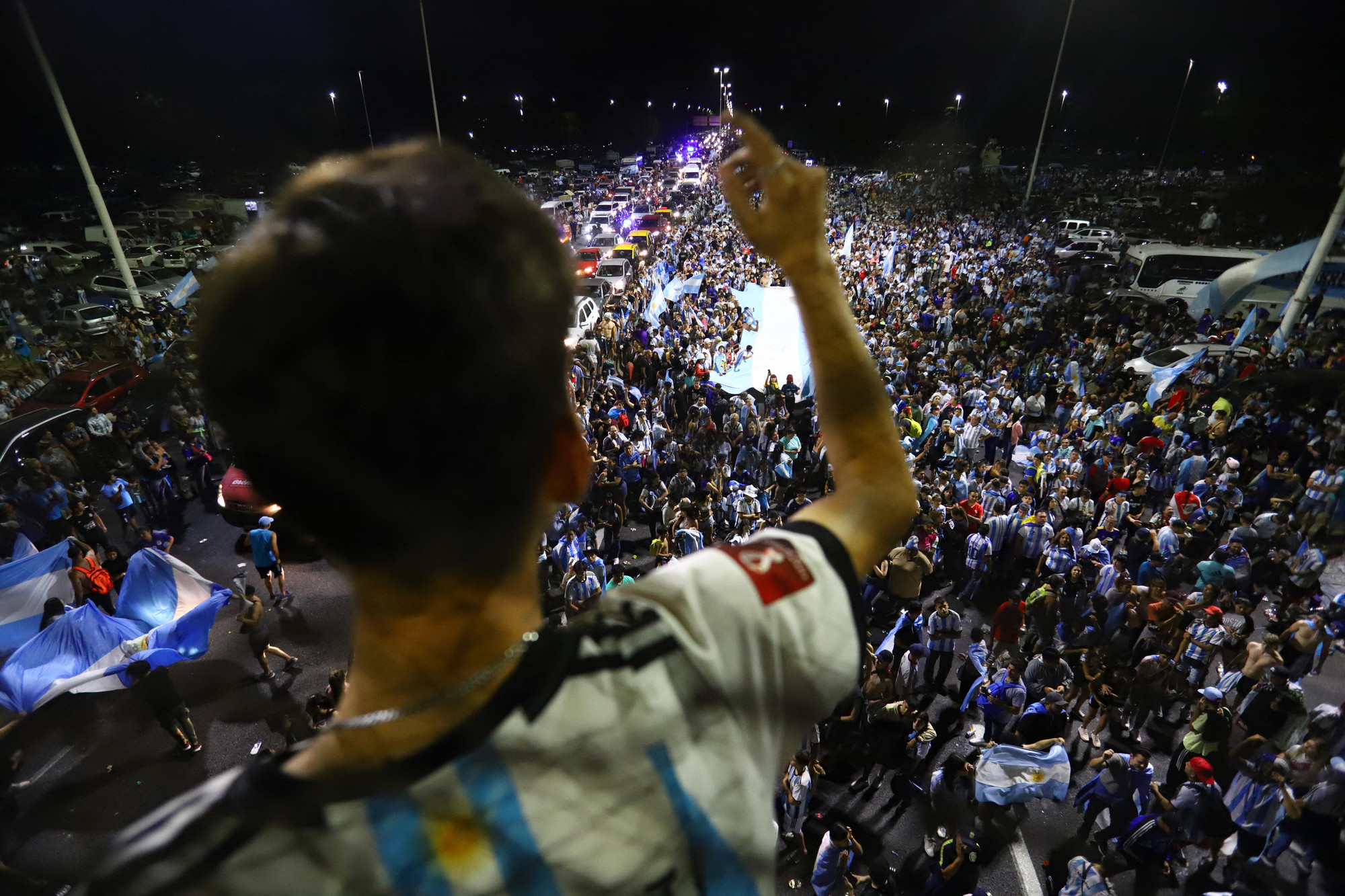 Đông đảo người hâm mộ chờ sẵn trước trụ sở Liên đoàn Bóng đá Argentina trước màn diễu hành của nhà vô địch thế giới. (Ảnh: Reuters) Đông đảo người hâm mộ chờ sẵn trước trụ sở Liên đoàn Bóng đá Argentina trước màn diễu hành của nhà vô địch thế giới. (Ảnh: Reuters)