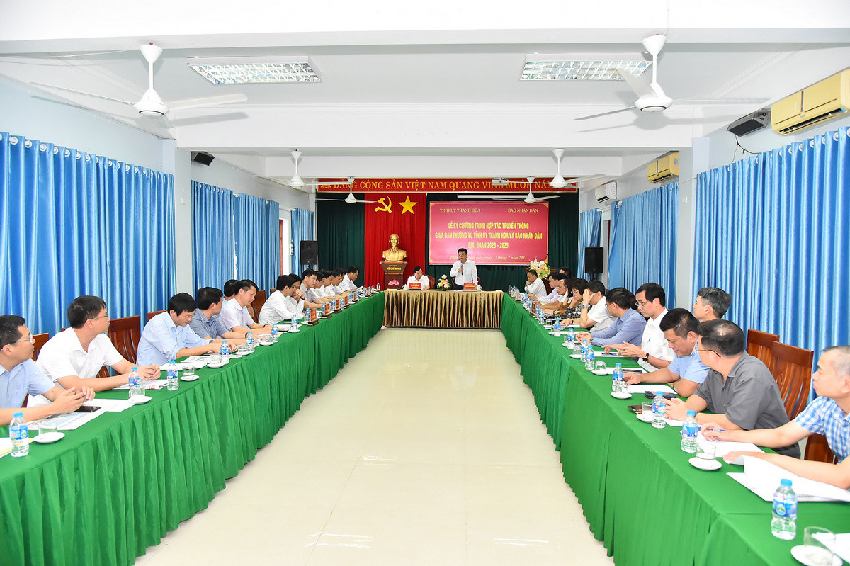 Quang cảnh buổi lễ ký chương trình hợp tác truyền thông giữa Báo Nhân Dân và Ban Thường vụ Tỉnh ủy Thanh Hóa giai đoạn 2023-2025 chiều 17/7. Quang cảnh buổi lễ ký chương trình hợp tác truyền thông giữa Báo Nhân Dân và Ban Thường vụ Tỉnh ủy Thanh Hóa giai đoạn 2023-2025 chiều 17/7.